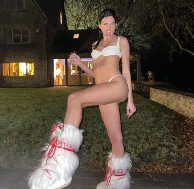 Enamórate del total look de peluche de Dua Lipa