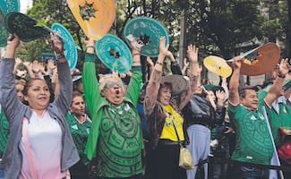 Comienza celebración con megaola