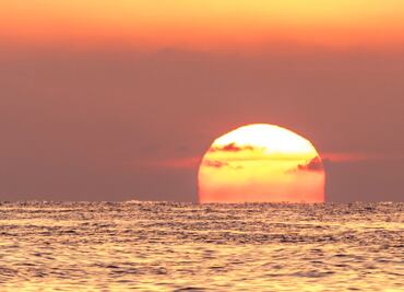 La dispersión de Rayleigh y su relación con el Sol y el cielo rojo