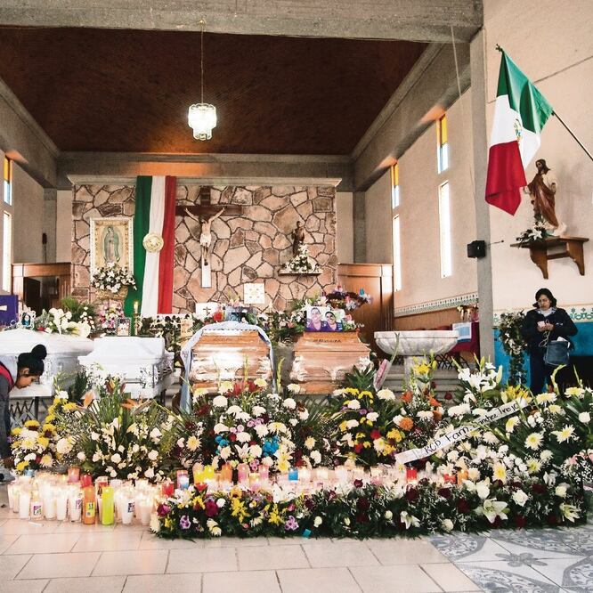 Al mediodía de ayer se ofició una misa para despedir a los fallecidos por la explosión registrada durante los festejos a la Virgen de Guadalupe. Foto: ALMA CÓRDOVA. EL UNIVERSAL