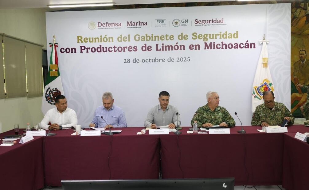 Omar García Harfuch se reúne con productores de limón y autoridades de seguridad, en Apatzingán, Michoacán, este martes 28 de octubre de 2025. Foto: Especial