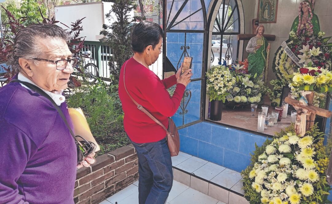 Frente al edificio de la Policía del sector Tlatelolco, vecinos y compañeros colocaron coronas y veladoras. Foto: de Fabián Evaristo. EL UNIVERSAL
