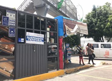 Venden ataúdes en puesto callejero en plena banqueta de avenida Gustavo Baz, Edomex