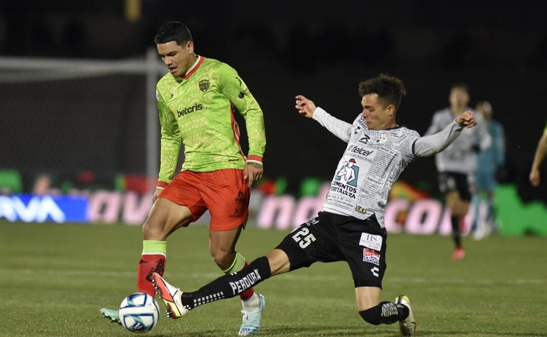 Ambos equipos terminaron con una expulsión / FOTO: ESPECIAL 