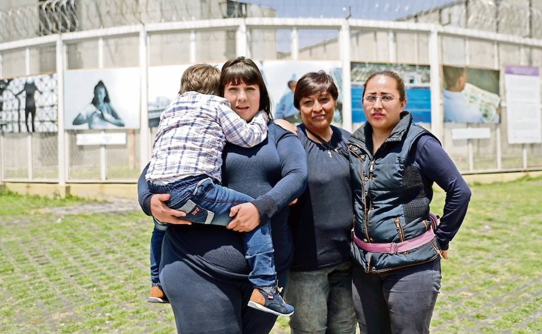 Con su niño en brazos, Nancy Polanco de 34 años, acompañada de su madre y hermana, internas del Centro Femenil de Reinserción Social Santa Martha Acatitla. Foto: IVÁN STEPHENS. EL UNIVERSAL