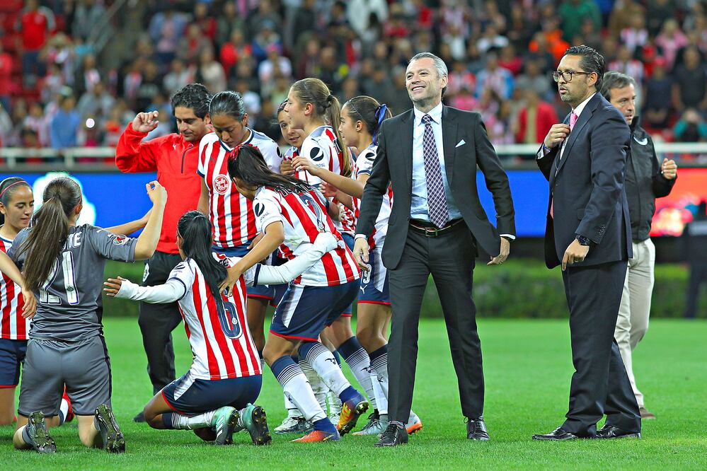 Imago7. Higuera celebra el título con las Chivas.