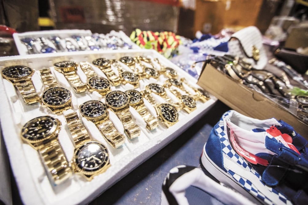 El pasado miércoles se efectuó un operativo de decomiso de 45 toneladas de productos piratas en el Aeropuerto Internacional de la Ciudad de México. Foto: ARCHIVO EL UNIVERSAL