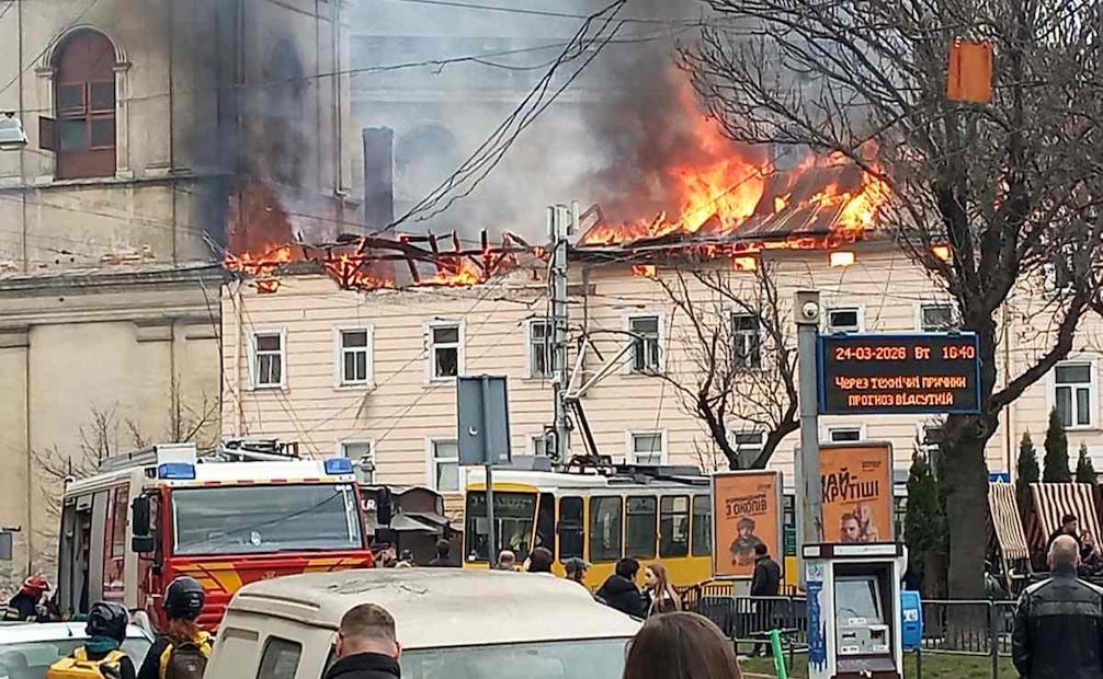 Rusia atacó este martes a plena luz del día el centro de Leópolis, una ciudad ucraniana situada a solo 70 kilómetros de la frontera con Polonia, miembro de la Unión Europea (UE) y la OTAN, en un bombardeo en el que resultaron heridas al menos 13 personas y que dañó un edificio protegido por la Unesco, informaron las autoridades locales. El ataque provocó un incendio en la parte superior de edificios residenciales de tres plantas situados en el recinto de la iglesia de San Andrés, del siglo XVII, y del histórico monasterio bernardino, reveló el alcalde Andrí Sadoví en sus redes sociales. Foto: EFE