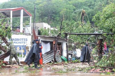 Evacuan en Jalisco a 200 personas por paso de "Lorena"
