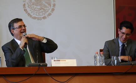 Ebrard se mofa de su vocero: “cálmenlo con cacahuates”