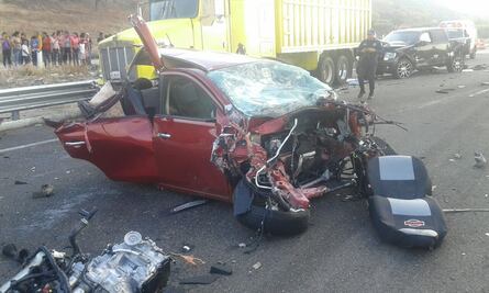 Deja 5 muertos choque de camión con 4 vehículos en Michoacán