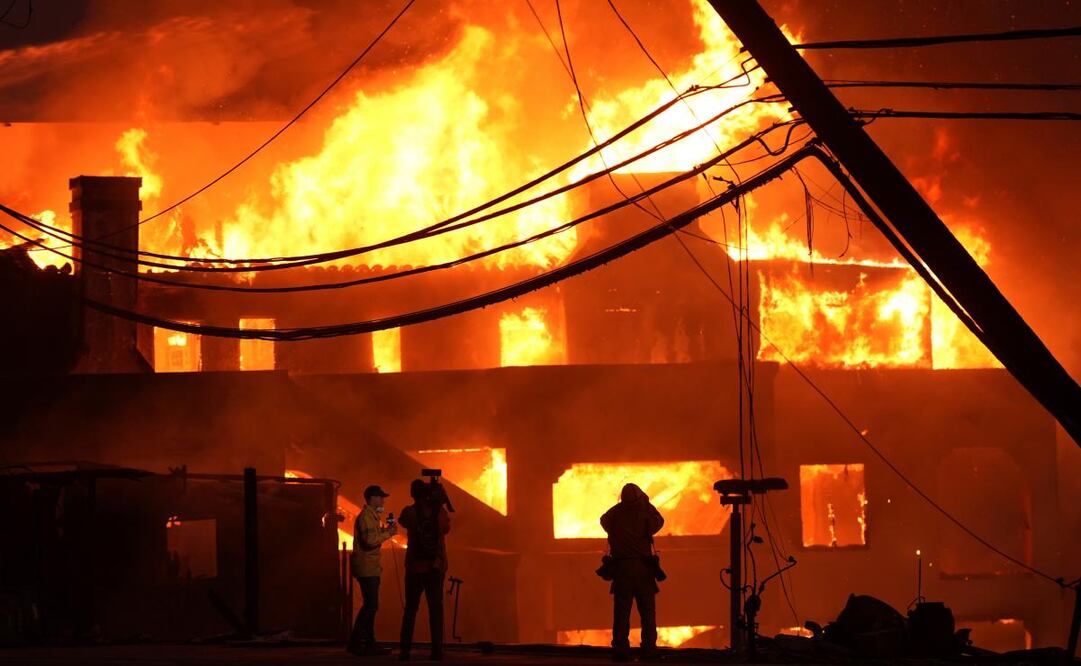 Dos familias pierden su patrimonio debido a los incendios que afectan a California. Foto: AP