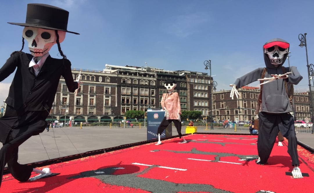 Mexico City's mayor, José Ramón Amieva, inaugurated the Zócalo's monumental ofrenda, an altar, which will be open to the public until November 4