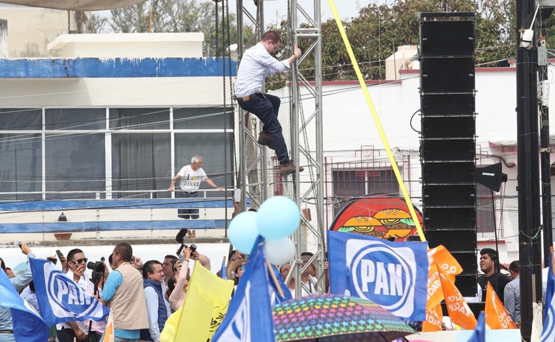 Anaya se subió a una estructura en Coatzacoalcos donde afirmó que ¡Viva Veracruz! FOTO: Valente Rosas