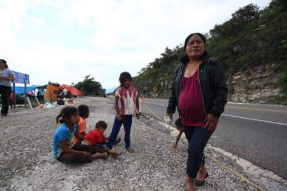 Rosa dio a luz y regresó con su hija a filas de la caravana de los Pies Cansados