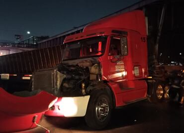 Metro normaliza servicio en Línea 5 tras choque de tráiler con muro de contención