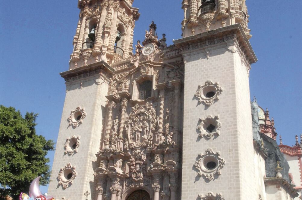 Reco rrido. El presidente Enrique Peña Nieto visitó la Parroquia de Santa Prisca para evaluar los daños en el inmueble, luego del 19-S. (EFE)