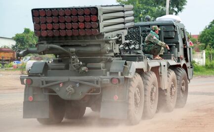 Continúan enfrentamientos entre Tailandia y Camboya en la frontera; piden a población evacuar sus hogares 