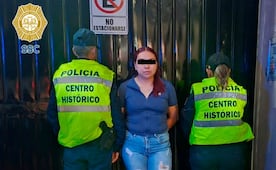 Detienen a mujer que intentó pagar con billetes falsos en Centro Histórico; llevaba actas de nacimiento y pasaportes apócrifos