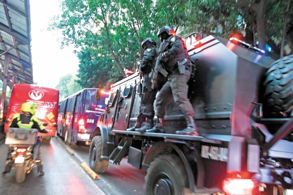 La diligencia se realizó en los pisos nueve, 10 y 13 de un edificio ubicado sobre la avenida Insurgentes Sur, en el número 753 de la colonia Nápoles, en las inmediaciones de la alcaldía Benito Juárez. Fotos: ARMANDO MARTÍNEZ. EL UNIVERSAL