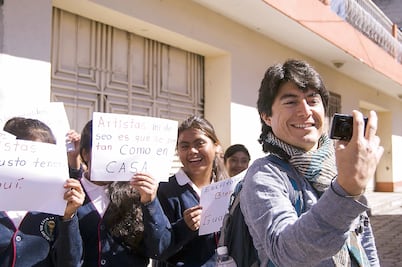 Con poesía denuncia abusos a migrantes