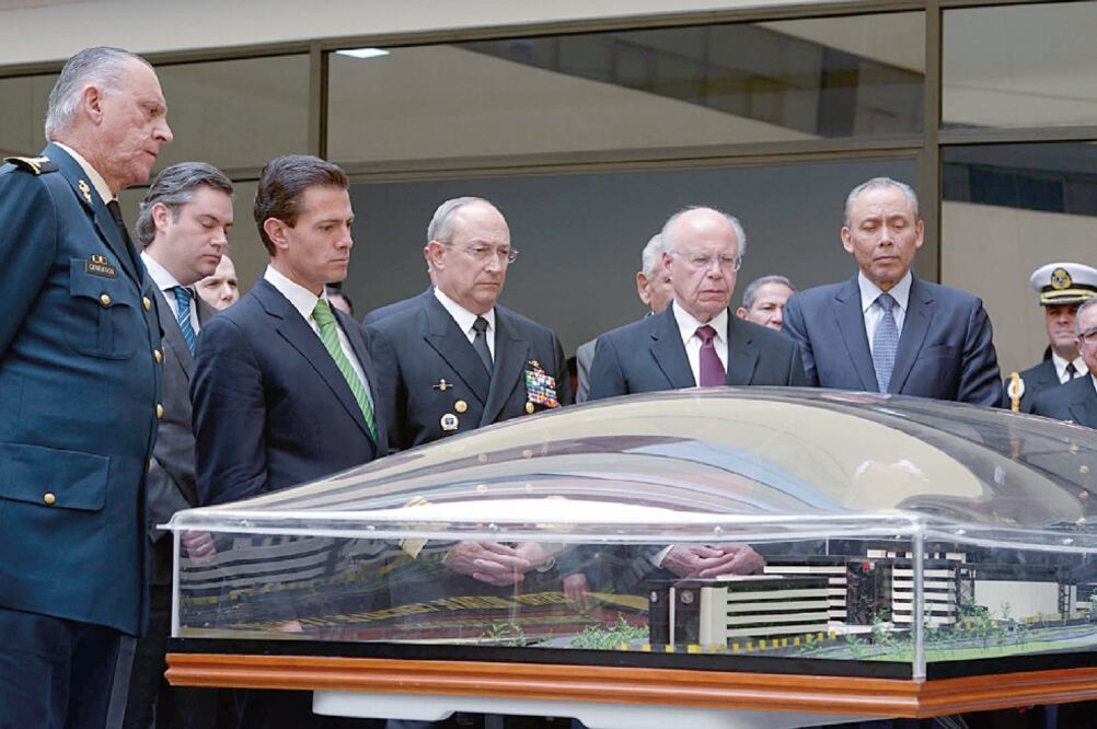 El presidente Enrique Peña Nieto encabezó ayer la inauguración del Centro Militar de Ciencias de la Salud, a la que asistieron miembros de su gabinete (PRESIDENCIA)