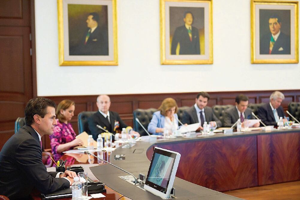 El presidente Enrique Peña Nieto se reunió con su gabinete legal y ampliado en la Residencia Oficial de Los Pinos con el fin de analizar el entorno económico del país en lo que resta de este año y para 2017 (PRESIDENCIA)