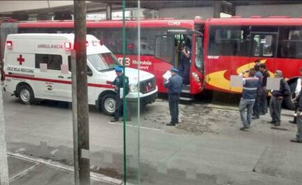 Chocan dos Metrobuses en estación Tenayuca de L3