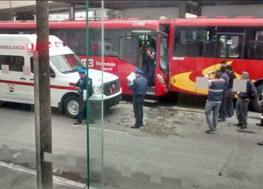 Chocan dos Metrobuses en estación Tenayuca de L3
