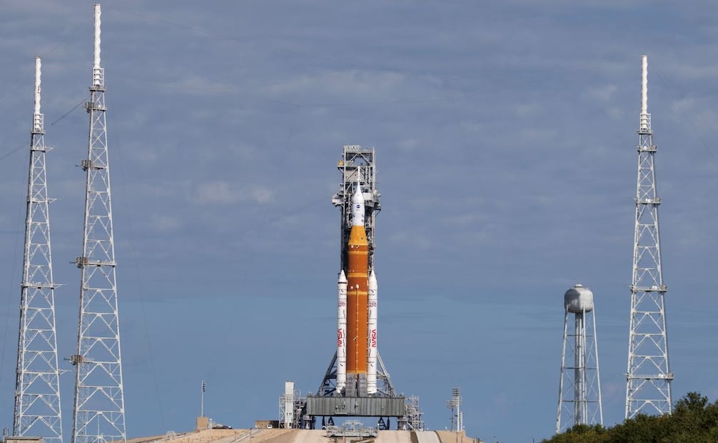 El cohete del Sistema de Lanzamiento Espacial (SLS) con una cápsula Orión, parte de la misión Artemis 2, está acoplado a la Plataforma de Lanzamiento 39B del Centro Espacial Kennedy en Titusville, Florida, EE. UU., el 30 de enero de 2026. Según la NASA, la misión Artemis II realizará un sobrevuelo lunar tripulado, el segundo del programa Artemis de la NASA. Será la primera misión humana más allá de la órbita baja terrestre desde 1972, diseñada para probar los sistemas de naves espaciales en preparación para futuros alunizajes. Foto: EFE