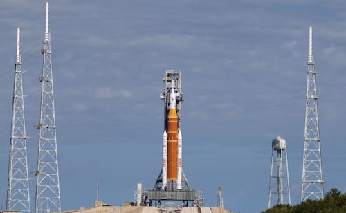 El cohete del Sistema de Lanzamiento Espacial (SLS) con una cápsula Orión, parte de la misión Artemis 2, está acoplado a la Plataforma de Lanzamiento 39B del Centro Espacial Kennedy en Titusville, Florida, EE. UU., el 30 de enero de 2026. Según la NASA, la misión Artemis II realizará un sobrevuelo lunar tripulado, el segundo del programa Artemis de la NASA. Será la primera misión humana más allá de la órbita baja terrestre desde 1972, diseñada para probar los sistemas de naves espaciales en preparación para futuros alunizajes. Foto: EFE