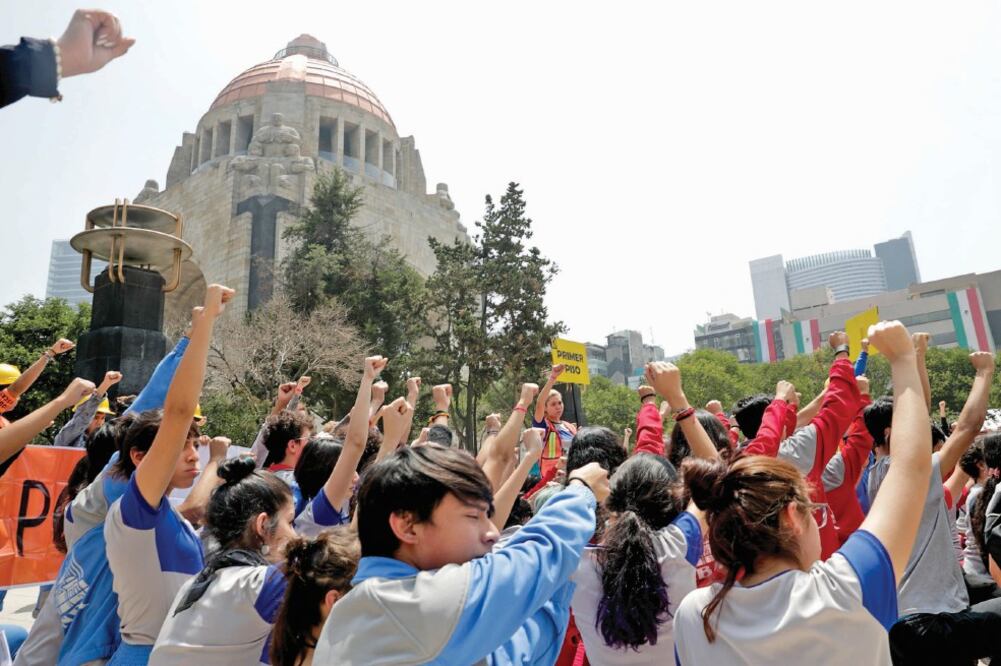 Los capitalinos participaron de manera cuantiosa en el macrosimulacro, como ocurrió en la explanada del Monumento a la Revolución. (JUAN BOITES. EL UNIVERSAL)