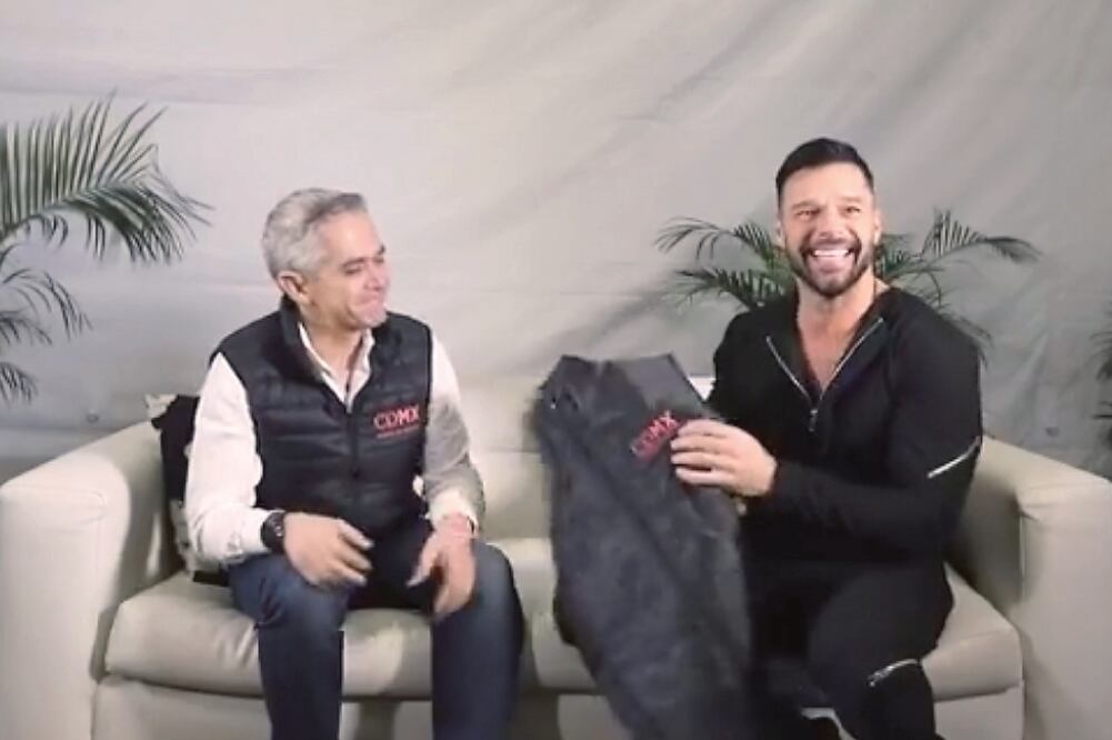 El boricua se reunió con Miguel Ángel Mancera, quien le regaló un chaleco. (TOMADA DE TWITTER)