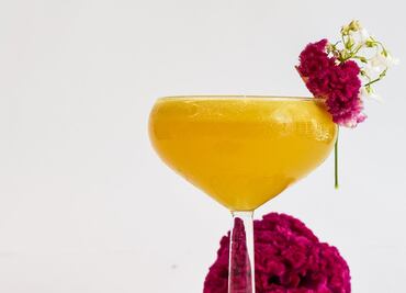 Receta de coctel de whisky con cempasúchil