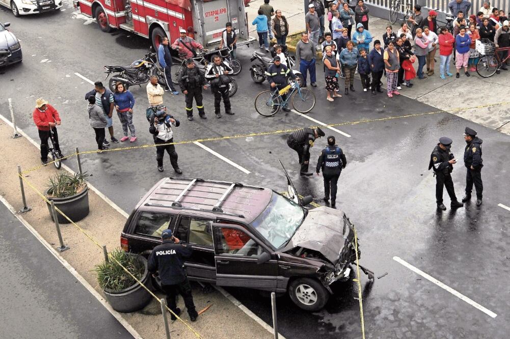La camioneta Grand Cherokee de la marca Jeep era conducida a exceso de velocidad a la par de que el conductor ignoró un semáforo en rojo. (ARCHIVO EL UNIVERSAL)