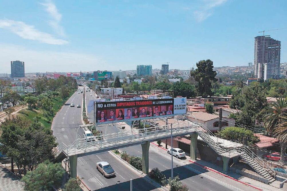 Un espectacular con los rostros de 10 de los 21 legisladores que votaron a favor de la reforma para extender el periodo de gobierno estatal fue colocado ayer en el área conocida como Zona Río, en Tijuana. Luego fue retirado. Foto: CORTESÍA ALBERTO