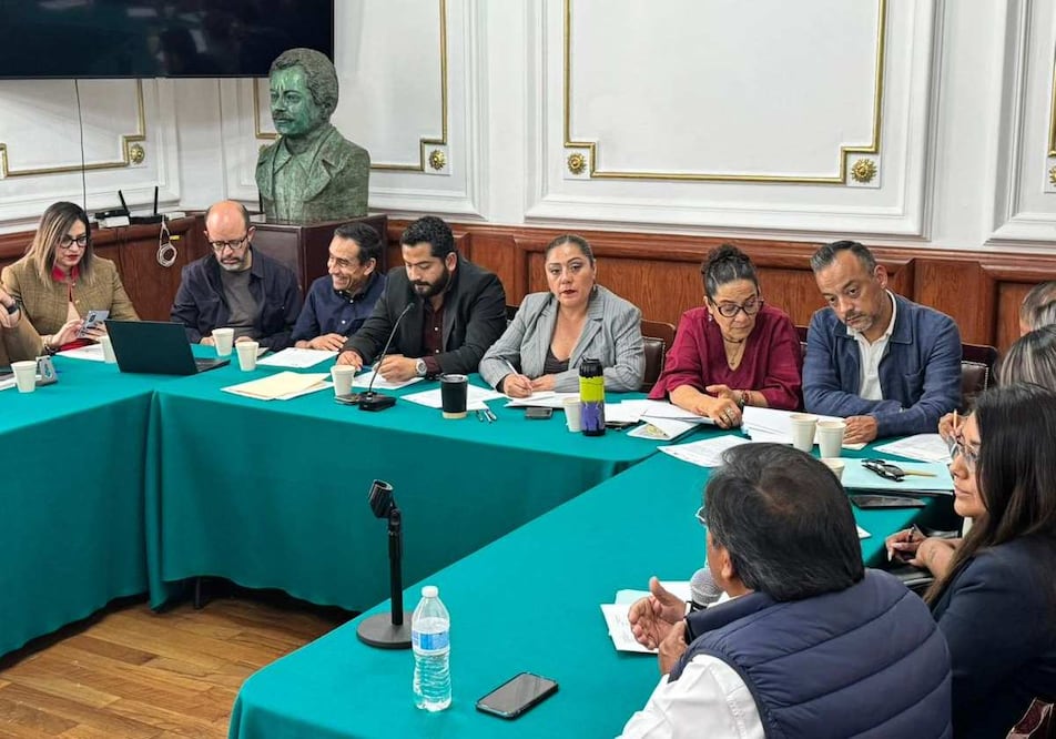 Integrantes de la Asamblea de Barrios se reunieron con diputados locales y con el secretario de Vivienda, y acordaron realizar mesas de trabajo para atender sus demandas. Foto: Especial