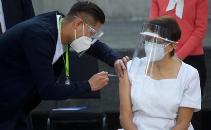 Presidente del Senado celebra aplicación de vacuna contra Covid a enfermera 