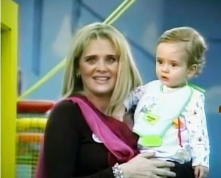 Érika Buenfil con su unigénito Nicolás, nacido en 2005.
Foto: YouTube