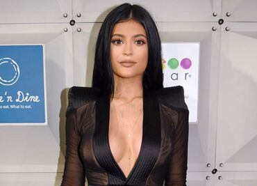 Hermana de las Kardashian impacta con escote