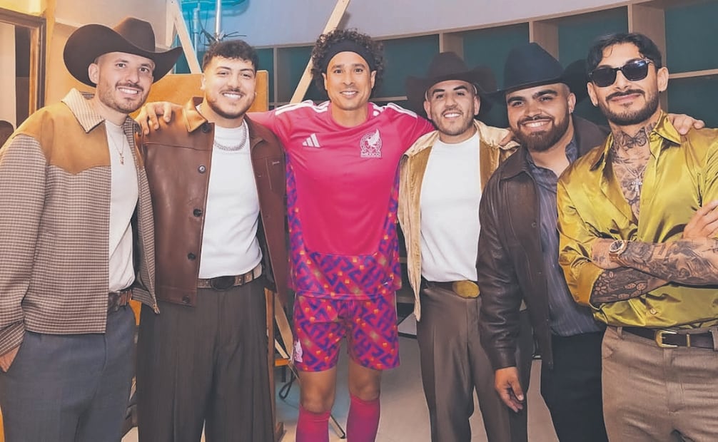 Los músicos con Memo Ochoa, quien participó junto con todo el equipo en el video del tema oficial. Foto: Instagram