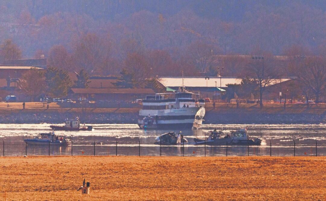 Equipos de emergencia en el río Potomac, cerca de los restos de un avión comercial. Foto: de SHAWN THEW. EFE