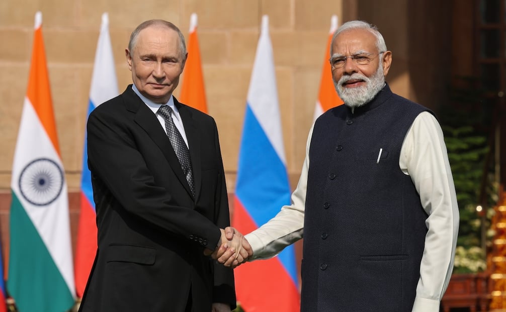 El primer ministro indio Narendra Modi y el presidente ruso Vladimir Putin se estrechan la mano antes de una reunión en Hyderabad House en Nueva Delhi, India, el 5 de diciembre de 2025. El presidente ruso Putin se encuentra en una visita de estado de dos días a la India y también asistirá a la 23ª Cumbre Anual India-Rusia, donde varios temas internacionales y regionales estarán en la agenda. Foto: EFE