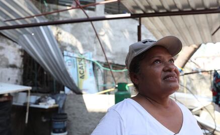 Tras perderlo todo a causa de "Otis", mesera de restaurante playero de Acapulco recibe apoyo de turista