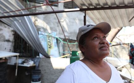 Tras perderlo todo a causa de "Otis", mesera de restaurante playero de Acapulco recibe apoyo de turista