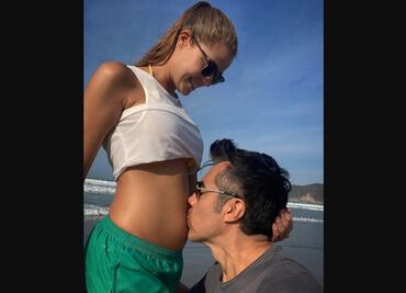 Feliz y enamorada, novia de Adrián Uribe muestra su pancita