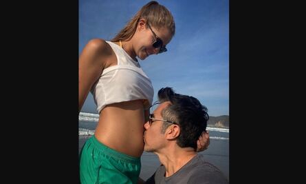 Feliz y enamorada, novia de Adrián Uribe muestra su pancita