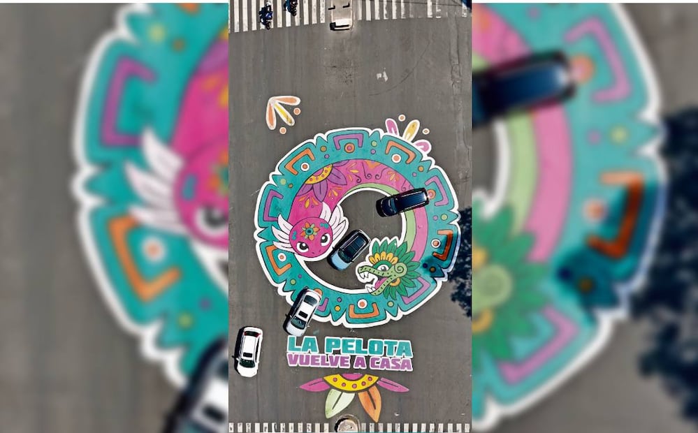 Uno de los logos tiene un ajolote rosa y un Quetzalcóatl con la frase la pelota vuelve a casa.  Foto: Valente Rosas / EL UNIVERSAL