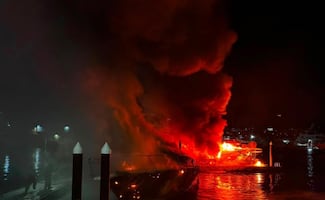 Hallan cuerpo sin vida tras incendio de embarcaciones en la marina "El Rey" en Cabo San Lucas; investigan su identidad