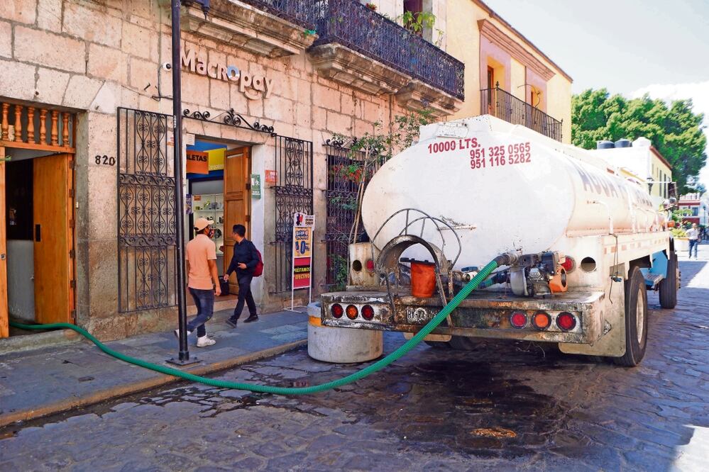 Pequeñas y medianas empresas pagan hasta 3 mil 500 pesos por pipas de agua. Foto: Archivo / EL UNIVERSAL